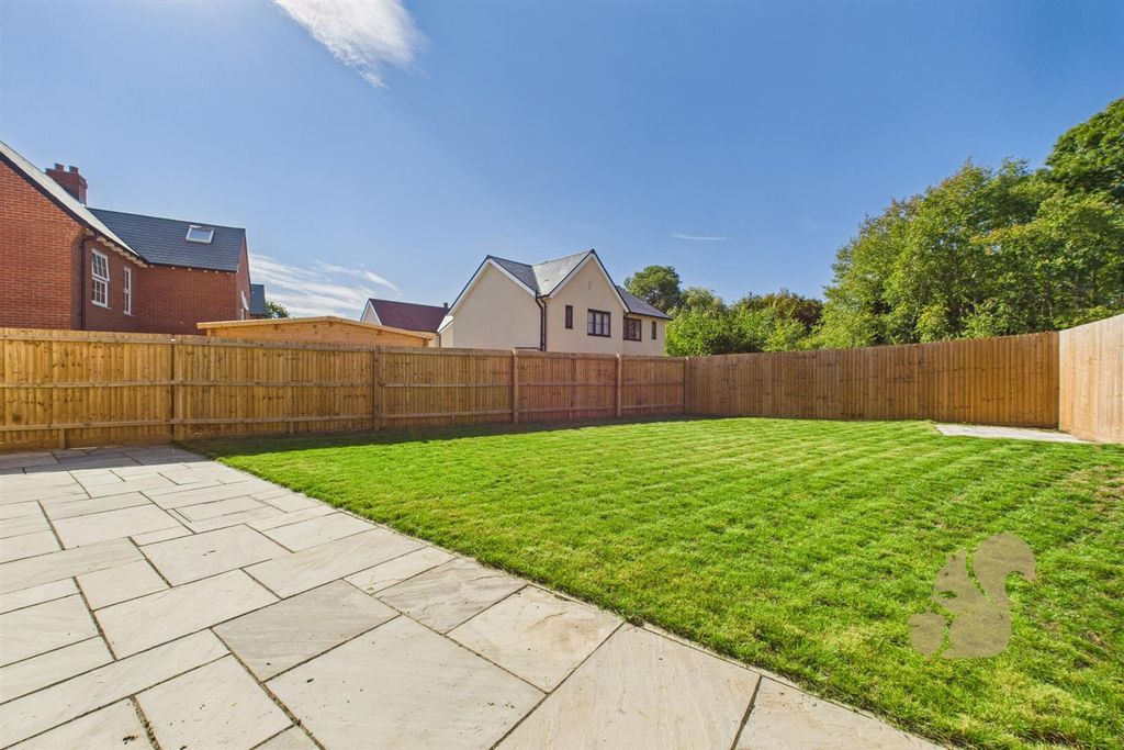 Property photo 3 of 22 Garden Example