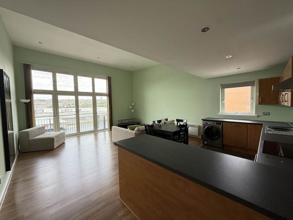 Property photo 3 of 12 Image00008