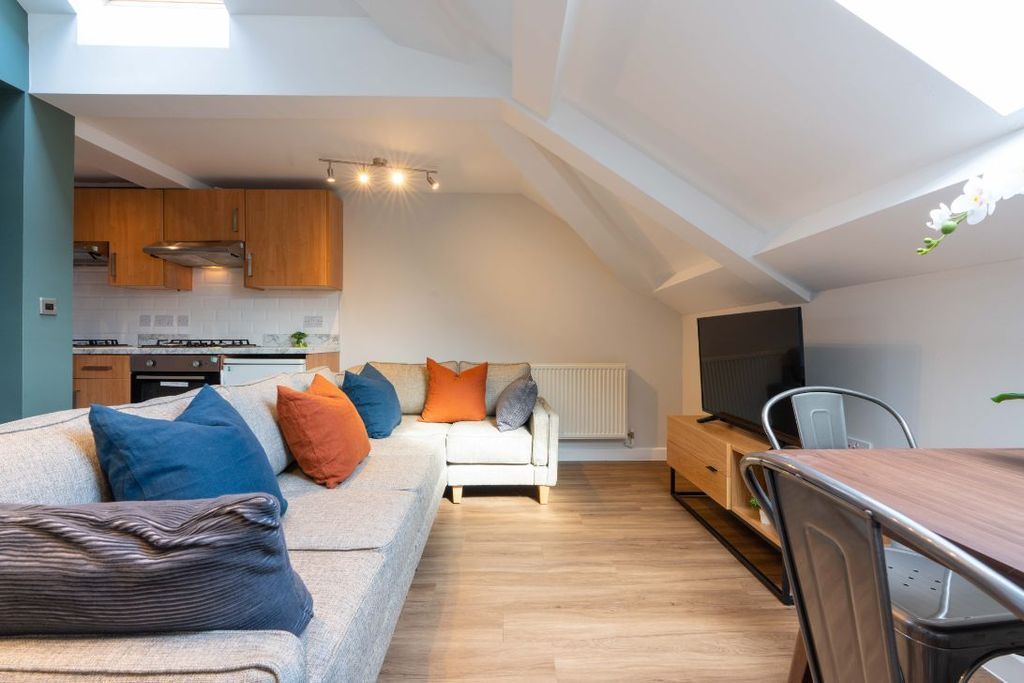 Property photo 1 of 14 Flat 11 Shiners Yard