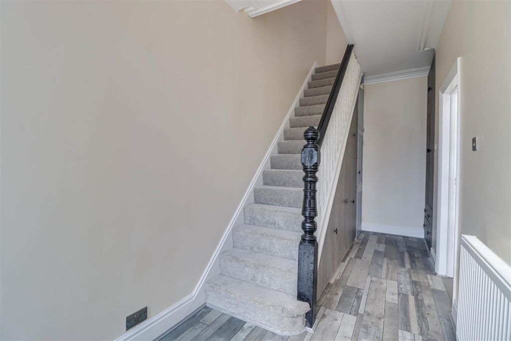 Property photo 3 of 20 Entrance Hall