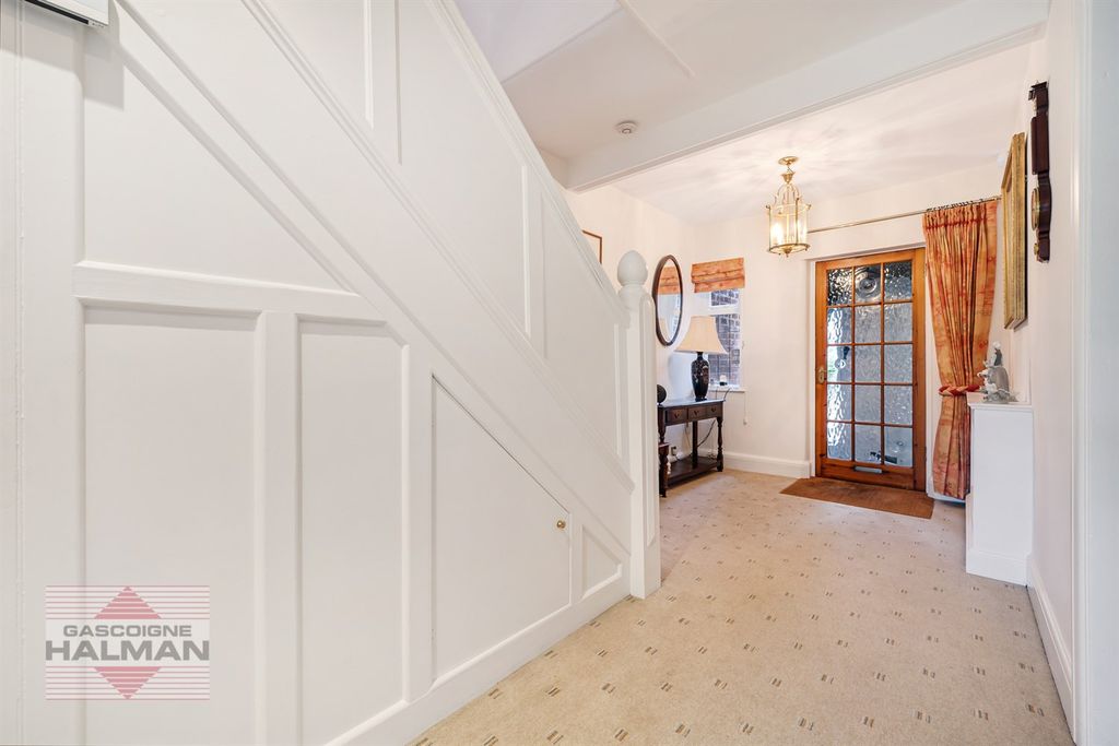 Property photo 3 of 22 Entrance Hallway