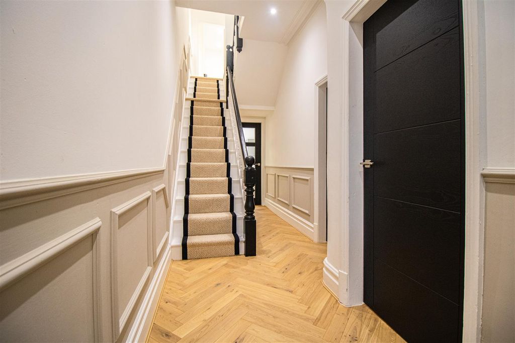 Property photo 2 of 12 Hallway