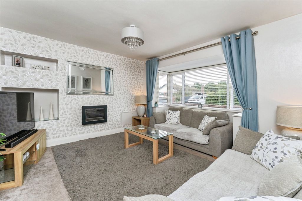 Property photo 2 of 17 Lounge