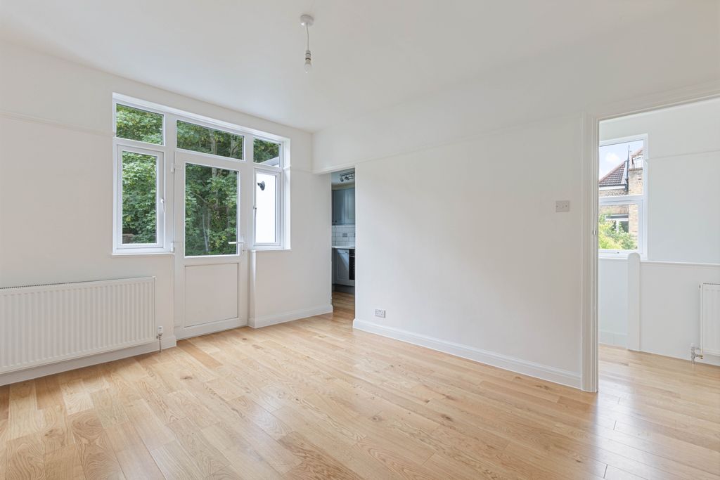 Property photo 1 of 11 2 Troy Road, Se19 - 7
