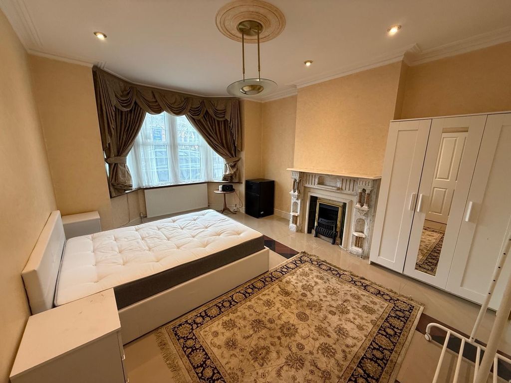 Property photo 1 of 4 Bright Master Bedroom With Elegant Bay Window...