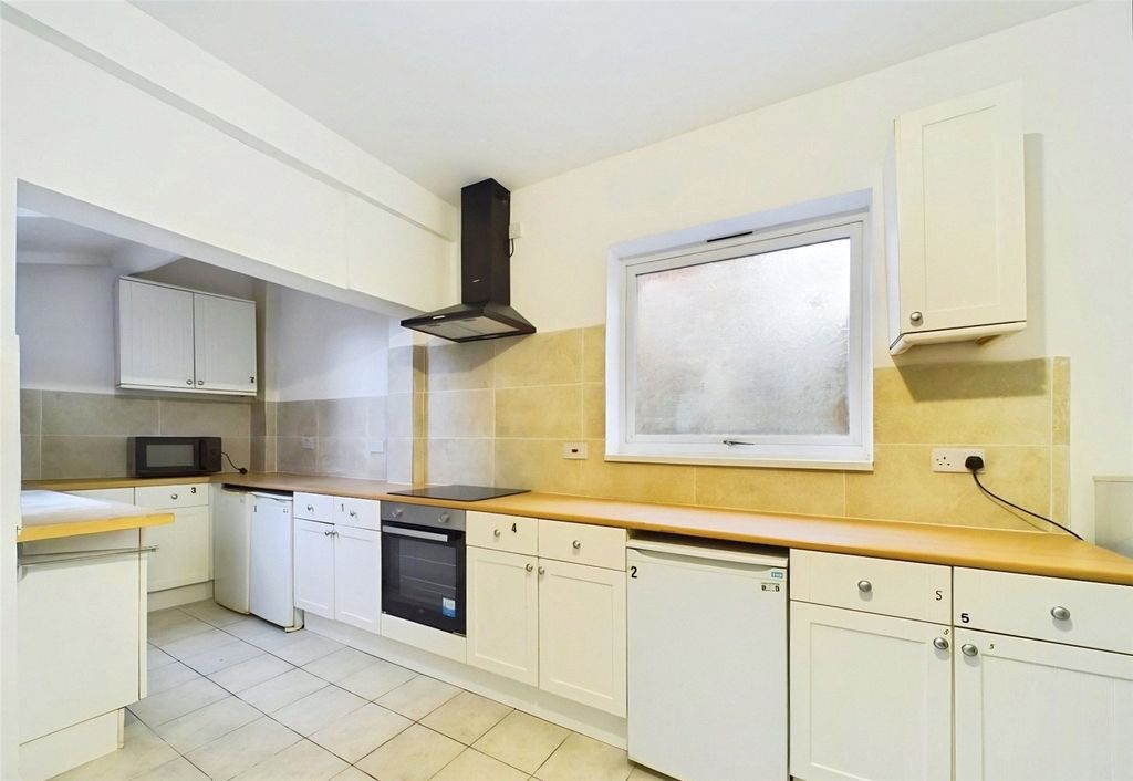 Property photo 3 of 6 Kitchen