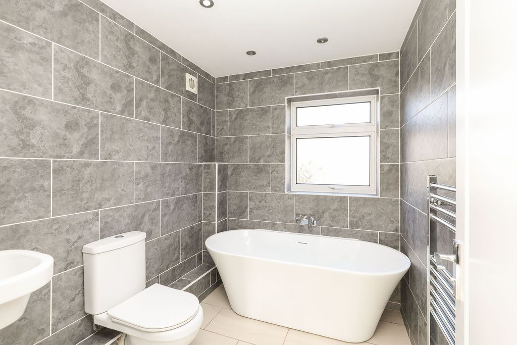 Property photo 3 of 27