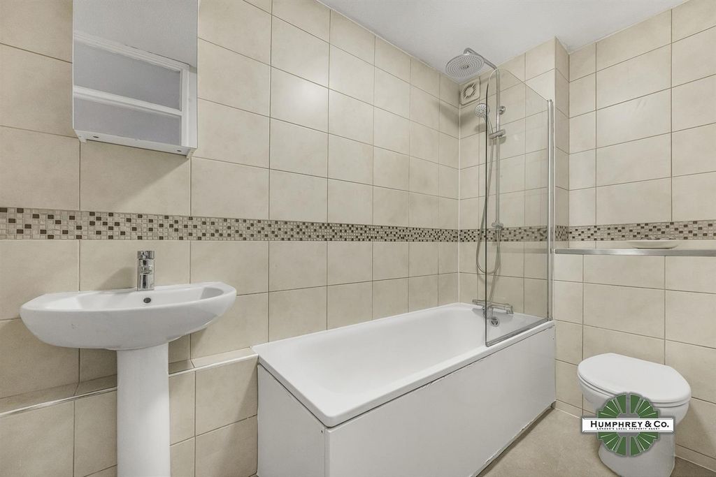 Property photo 3 of 8 11 Peony Court Bridle Path -003-2000.Jpg