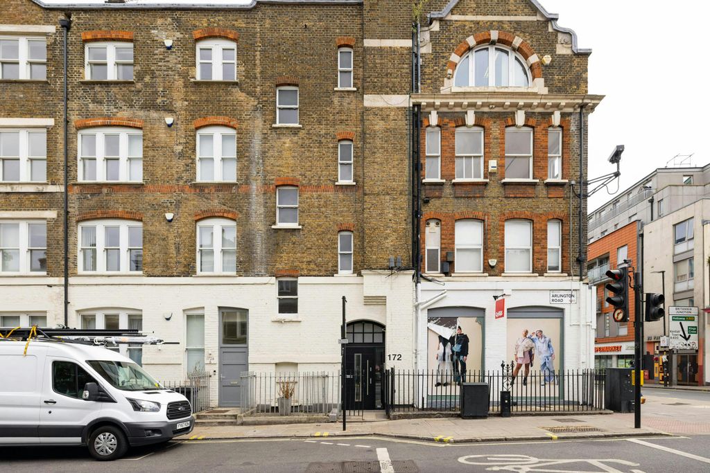 Property photo 2 of 17 d771295076c2Be4A4B84A9A8d40F0F45172Arlingtonroad17.Jpg