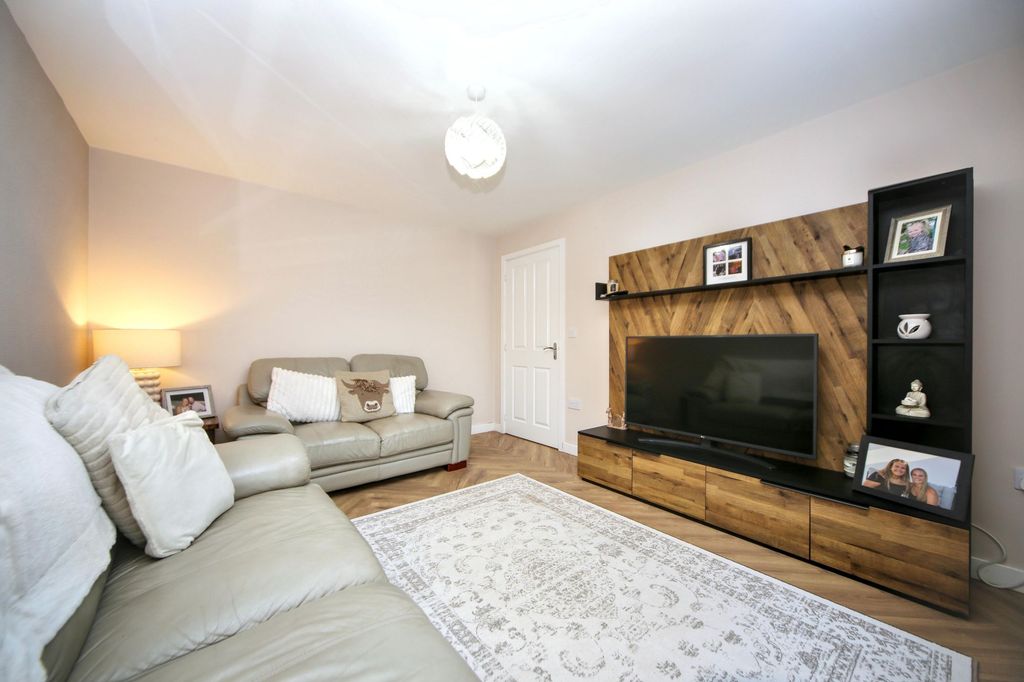 Property photo 3 of 24