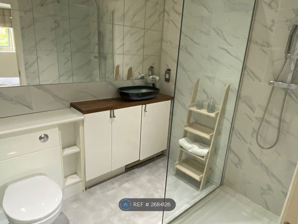 Property photo 3 of 12 Ensuite