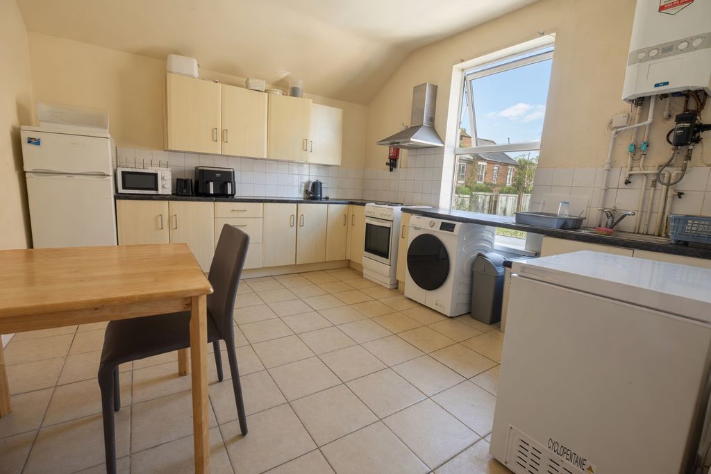 Property photo 2 of 7 Photo 9