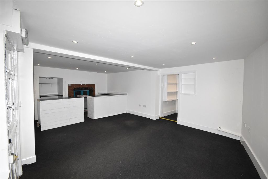 Property photo 2 of 6 Sales Shop