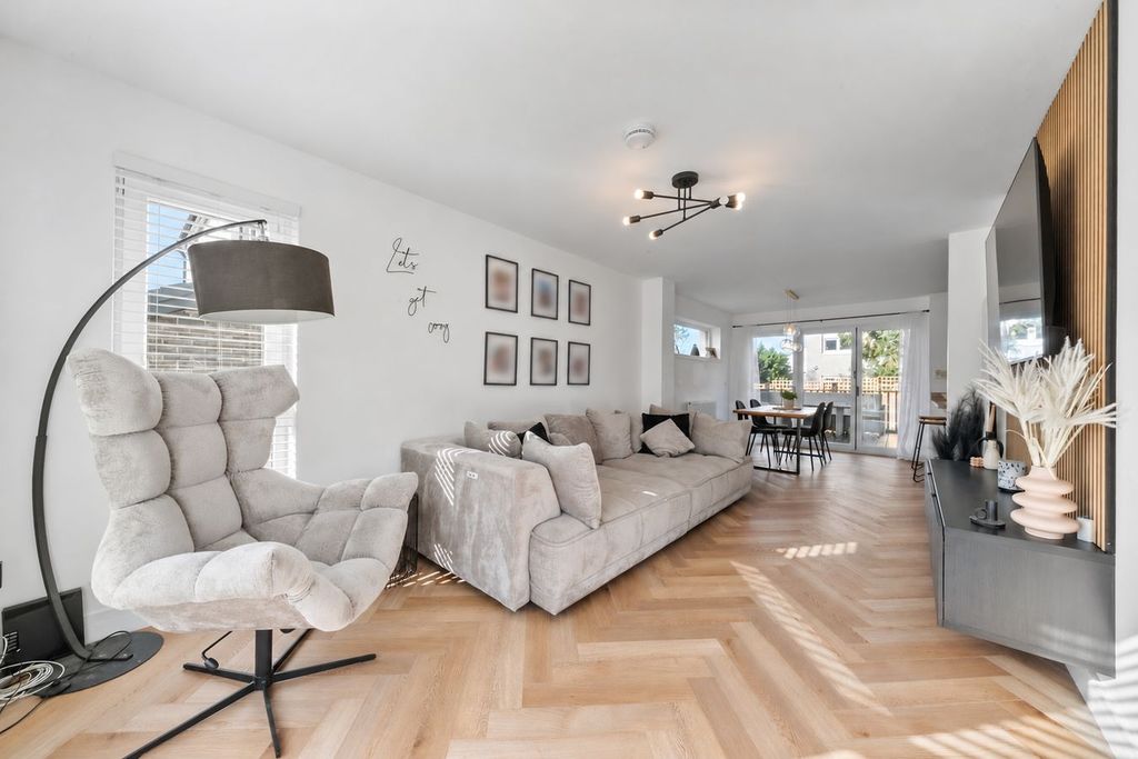 Property photo 2 of 33