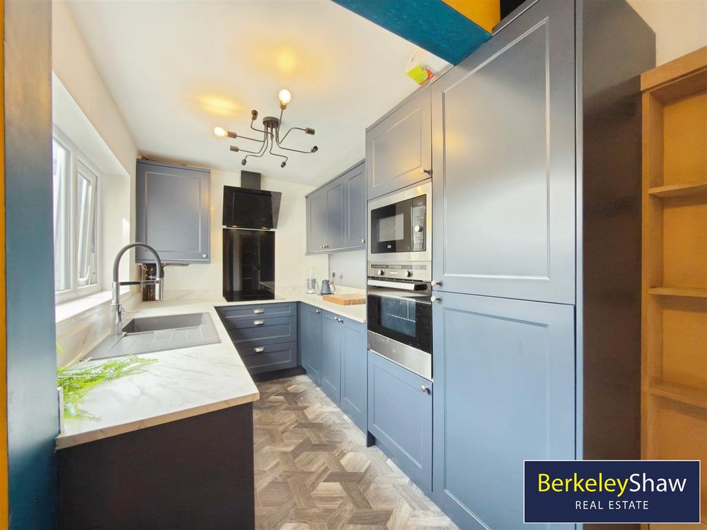 Property photo 3 of 16 Kitchen