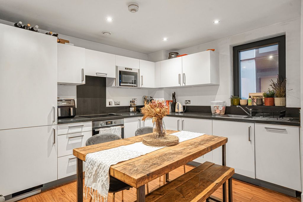 Property photo 3 of 17 Reception/Kitchen