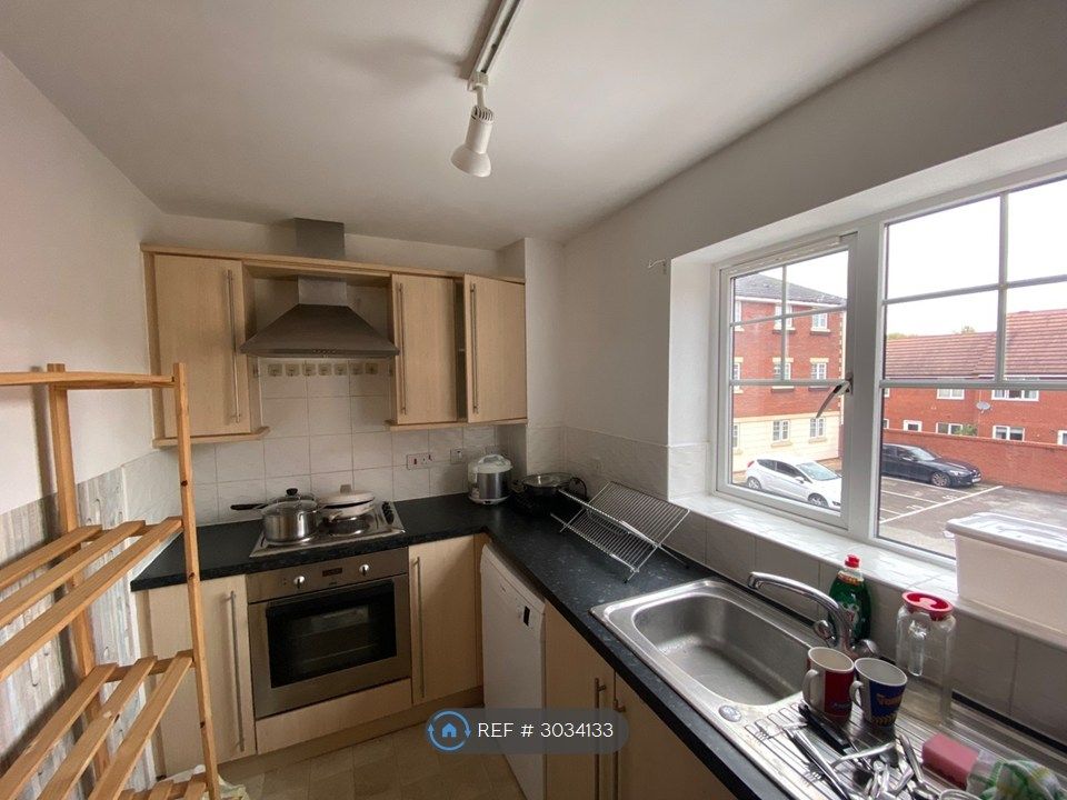 Property photo 3 of 18 Kitchen