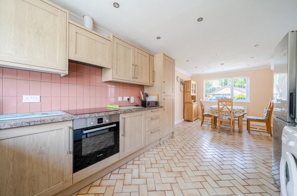 Property photo 3 of 23 1446686-10-69Fda98245d73