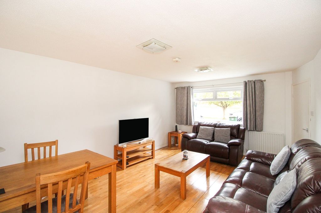 Property photo 3 of 11 Lounge