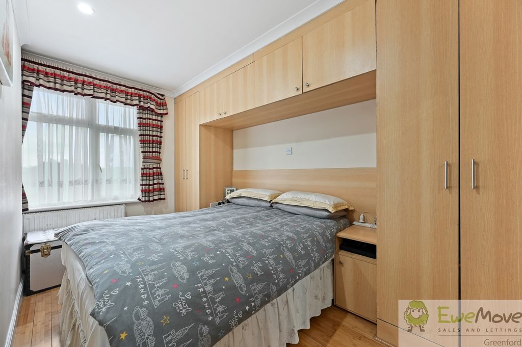 Property photo 3 of 13 Em - 153A Whitby Road - Bedroomd3 (1)