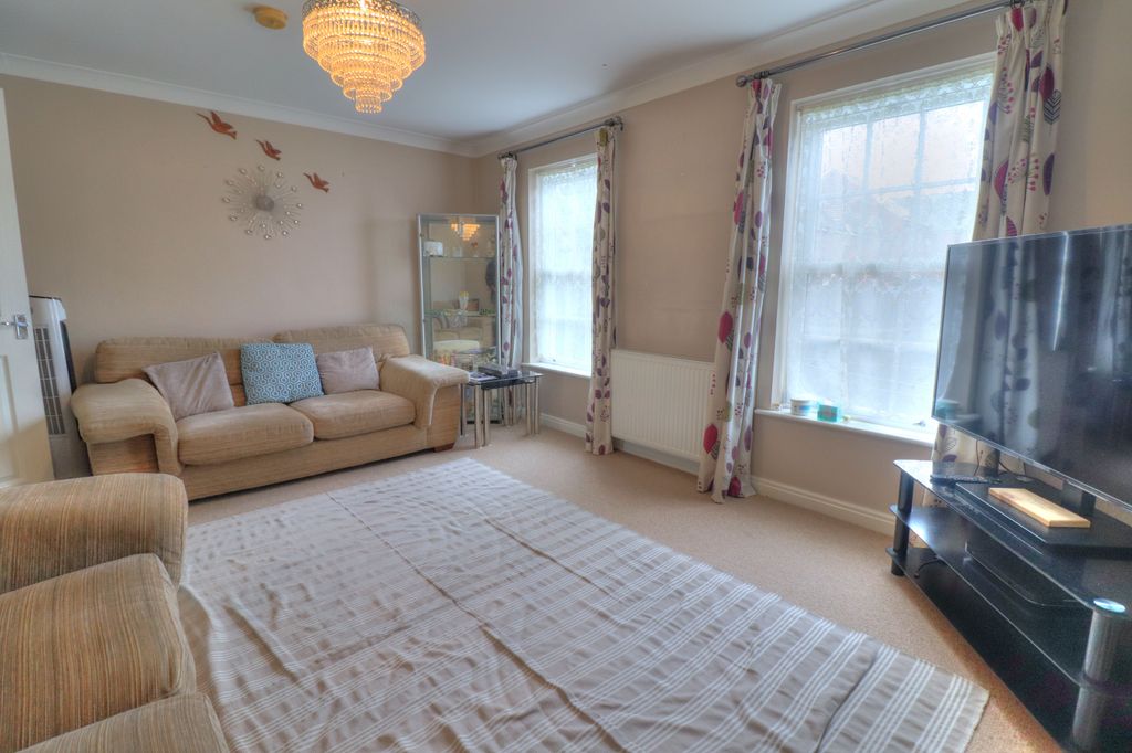 Property photo 3 of 17 Lounge