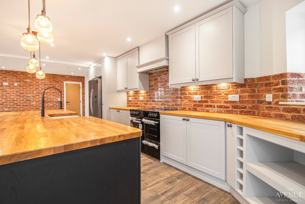 Property photo 3 of 49 4543805