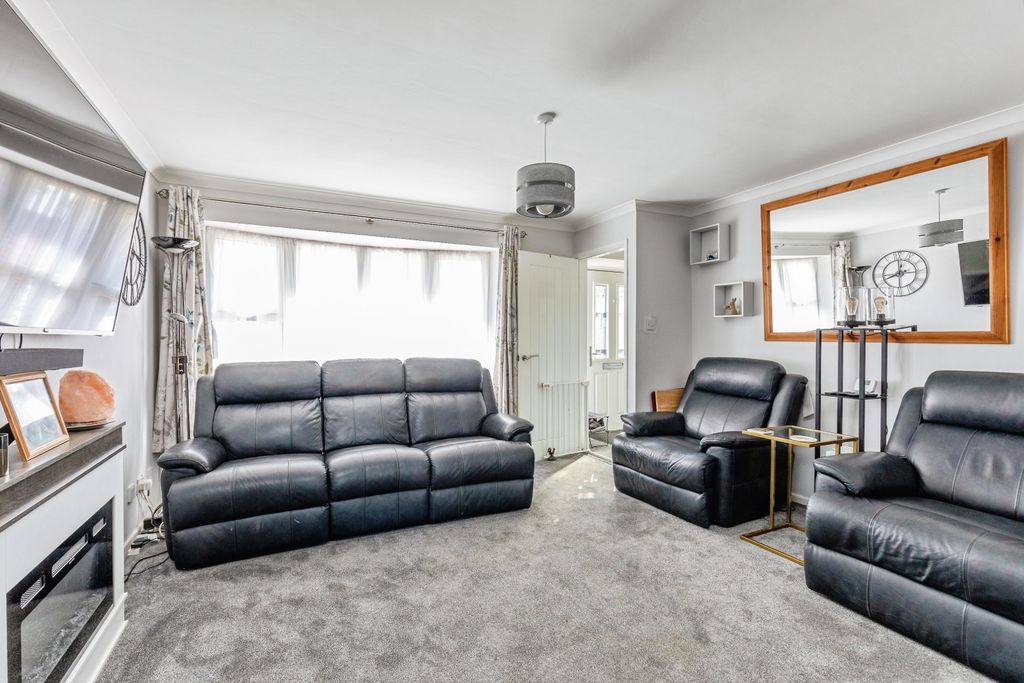 Property photo 2 of 15 Lounge