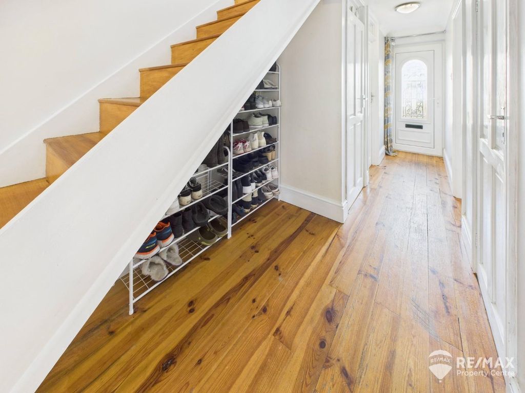 Property photo 3 of 19 Entrance Hall.Jpg