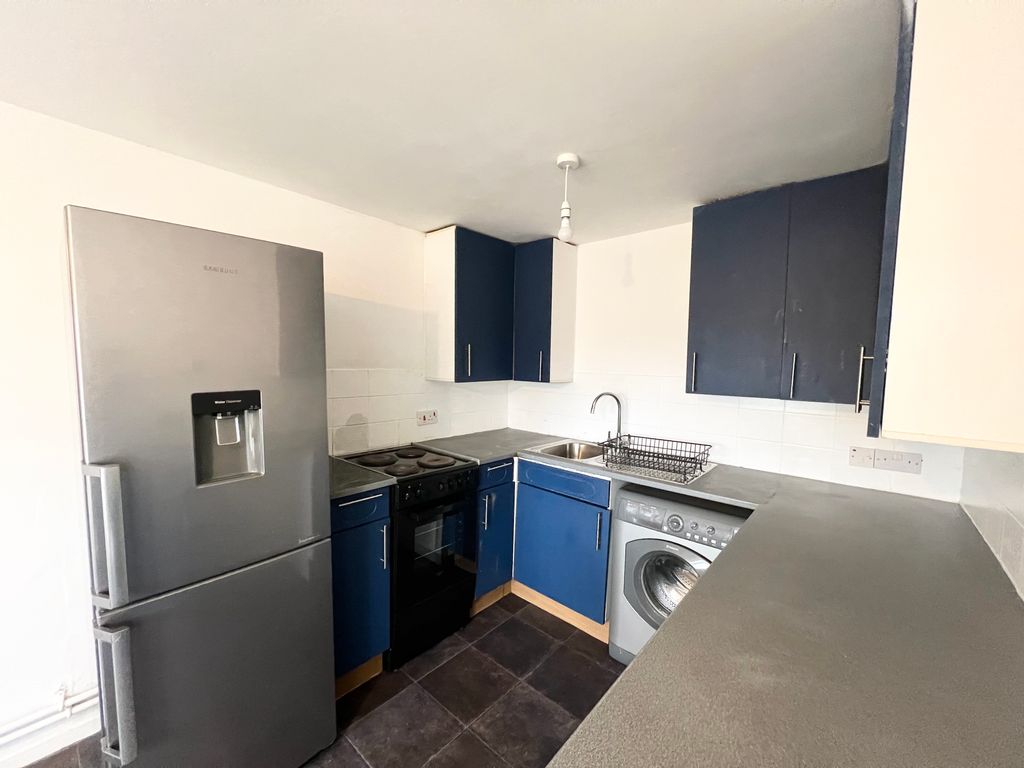 Property photo 2 of 8 Kitchen