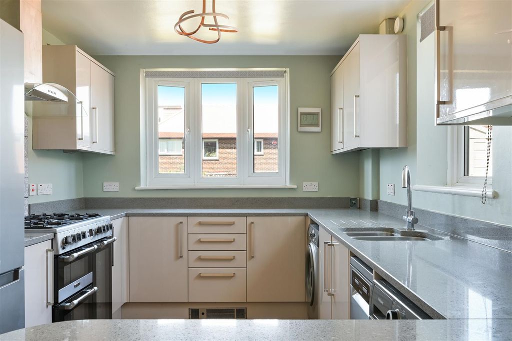 Property photo 1 of 18 Radstock Way (4).Jpg