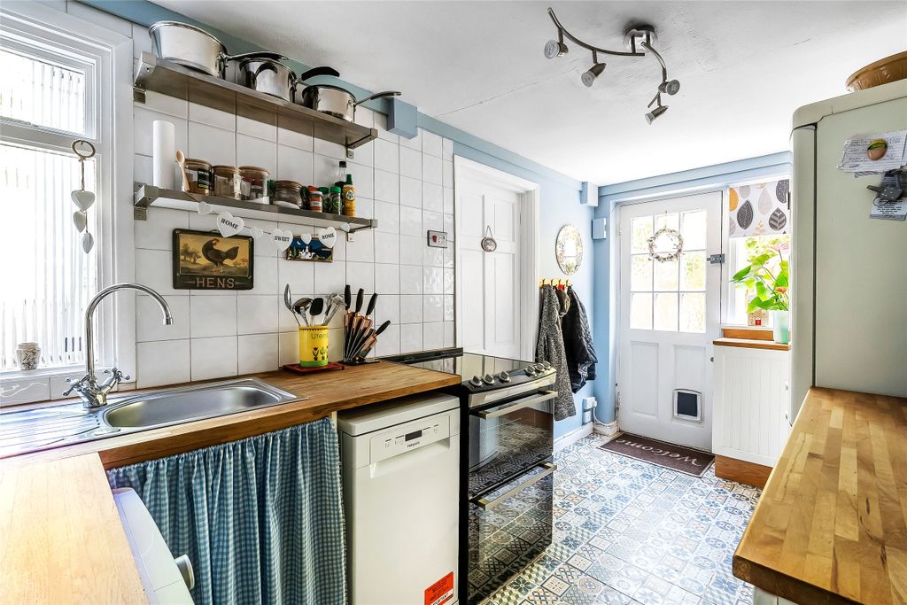 Property photo 3 of 11 Kitchen