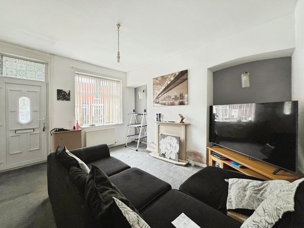 Property photo 3 of 8 Lounge