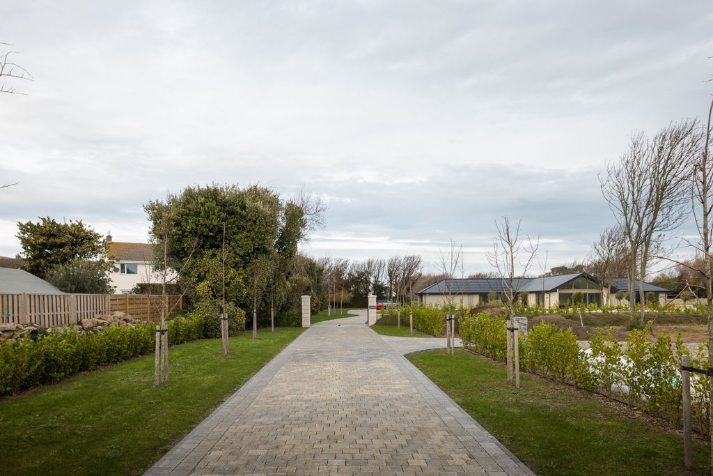 Property photo 2 of 20