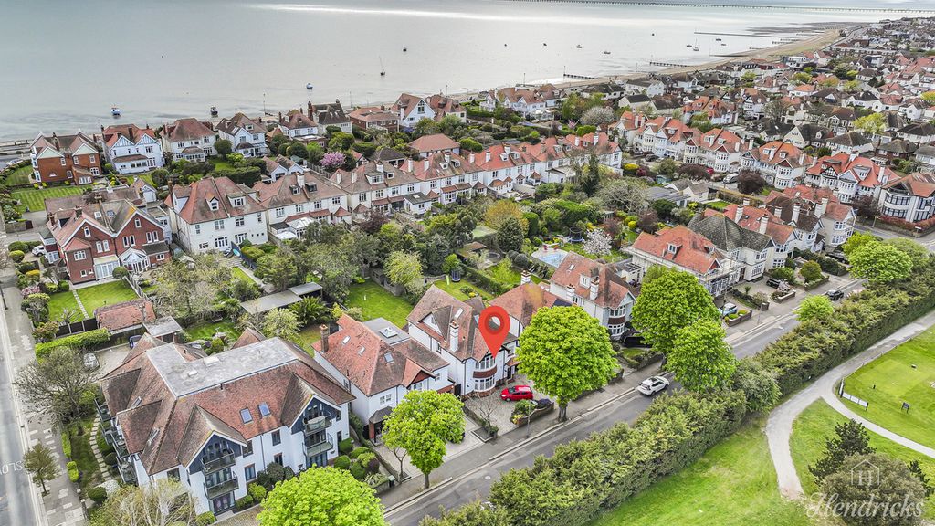 Property photo 2 of 41