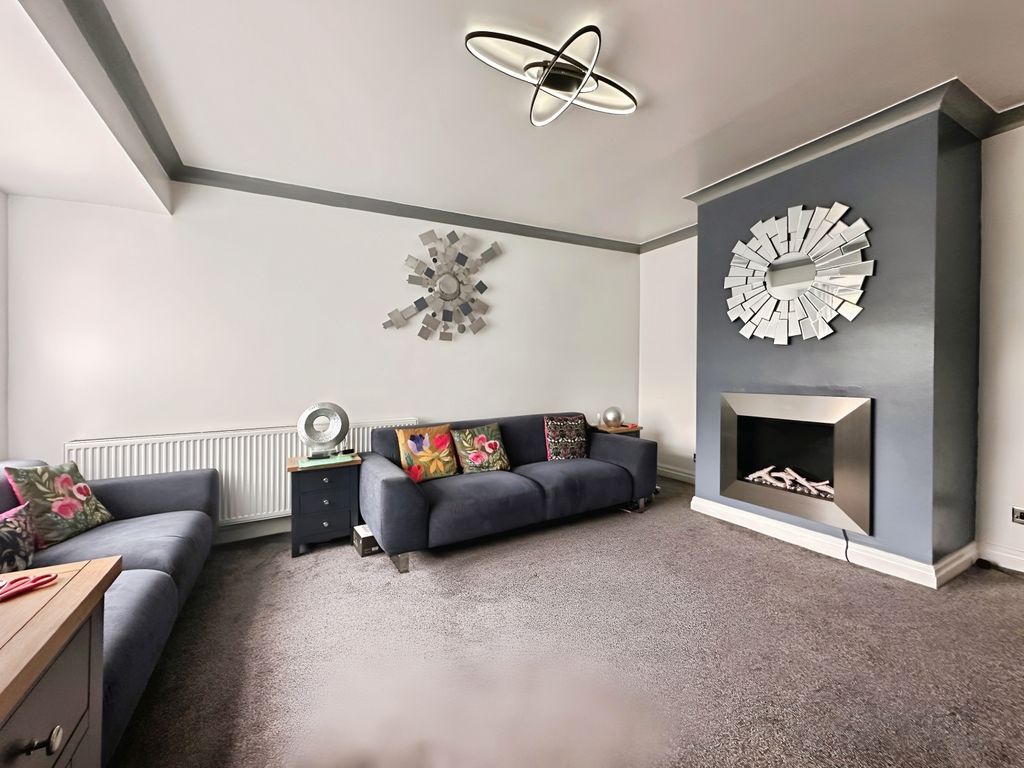 Property photo 2 of 16 Lounge