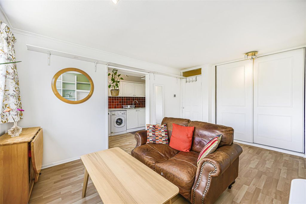 Property photo 3 of 18 15 Lynnwood Close-10.Jpg