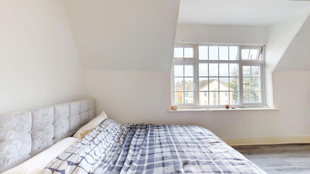 Property photo 2 of 17 A Bright And Charming Bedroom With A Cozy Bed, Lar...