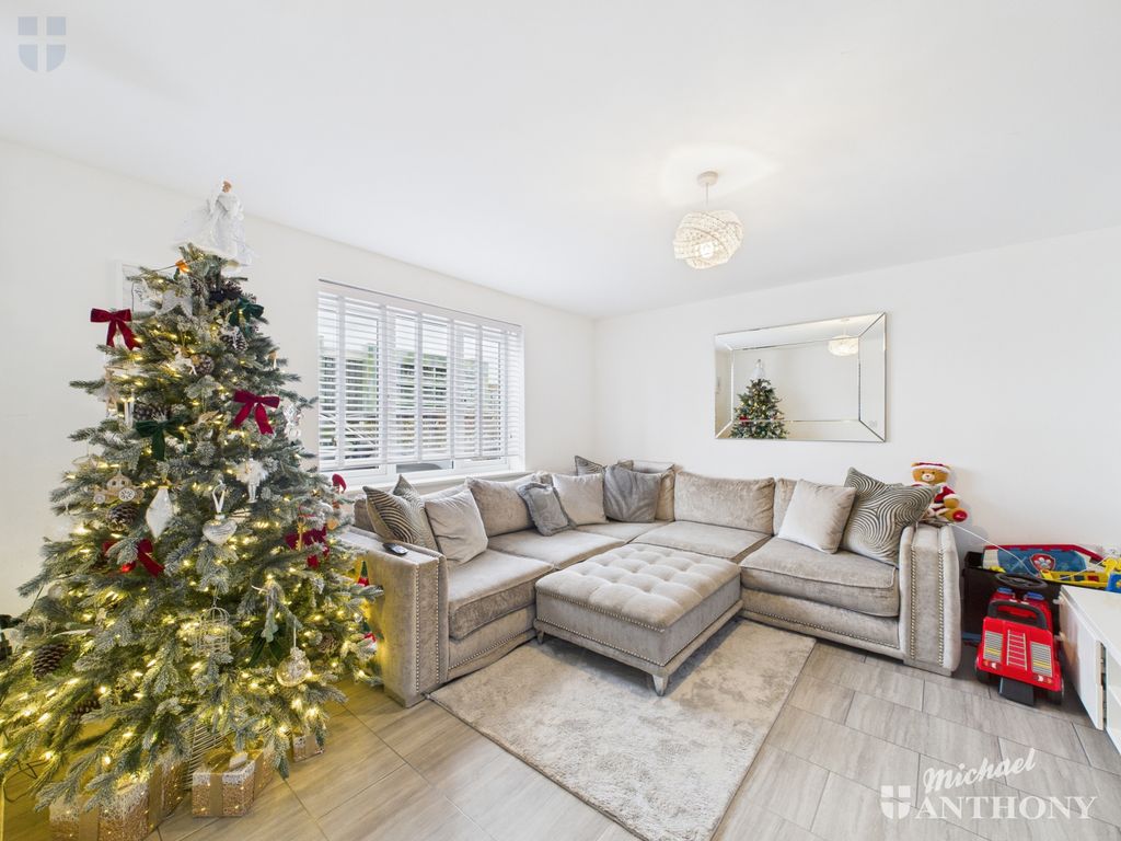 Property photo 3 of 14 Cam02773G0-Pr0382-Still001