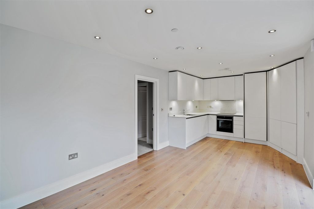Property photo 3 of 8 03Ac3A76-F033-4c50-A26B-F493A5727E2Elebp - 18 St Ives Pl (Flat 6) (17).Jpg