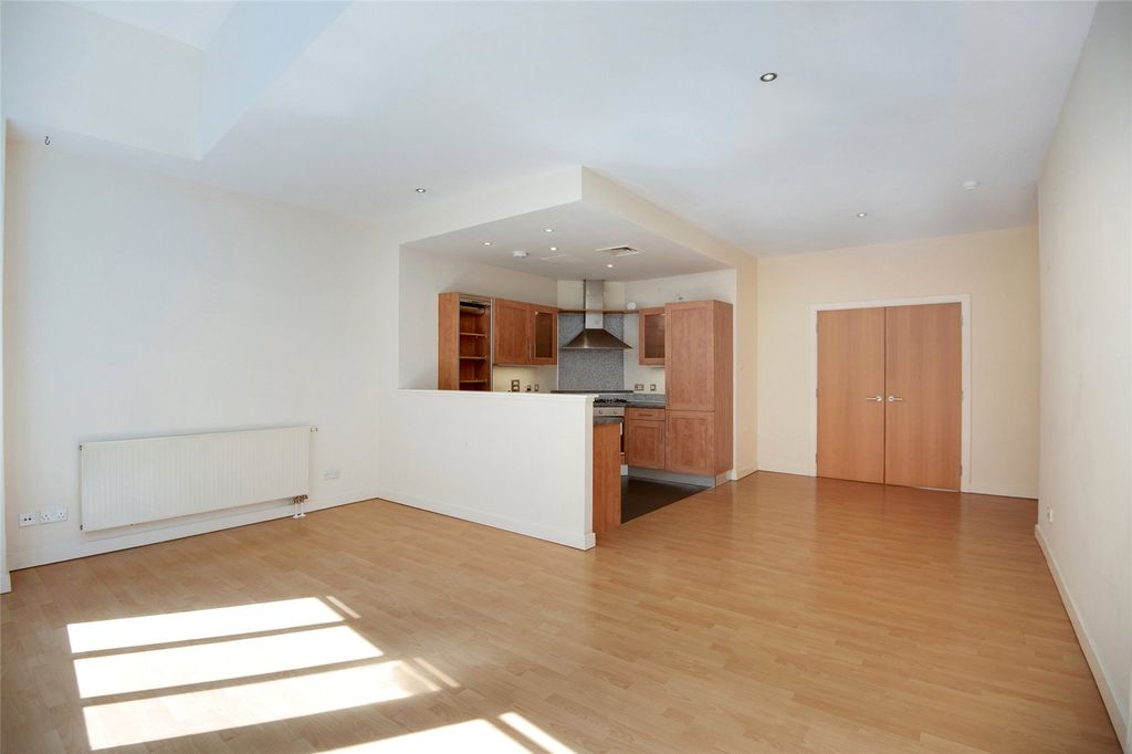 Property photo 3 of 21 Picture No. 02