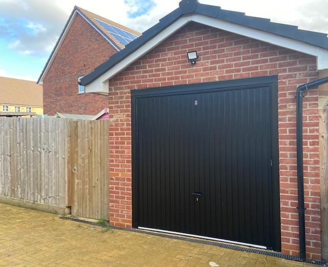 Property photo 2 of 6 Garage