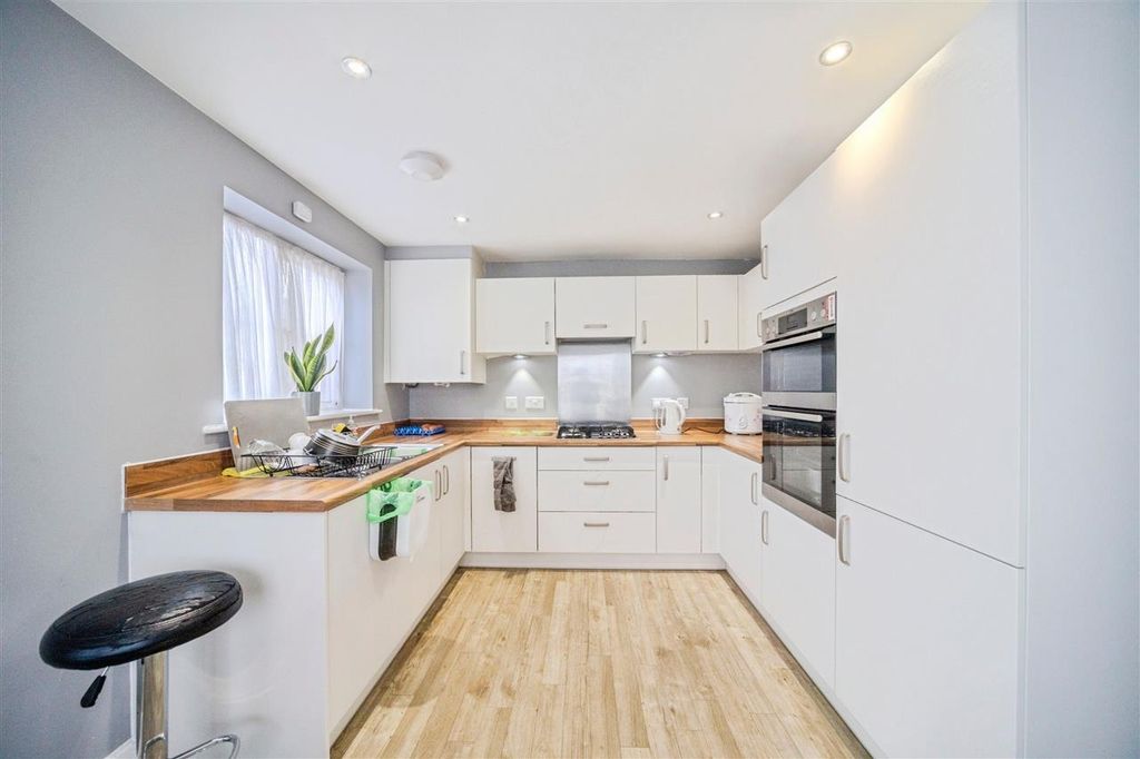 Property photo 3 of 10 Kitchen