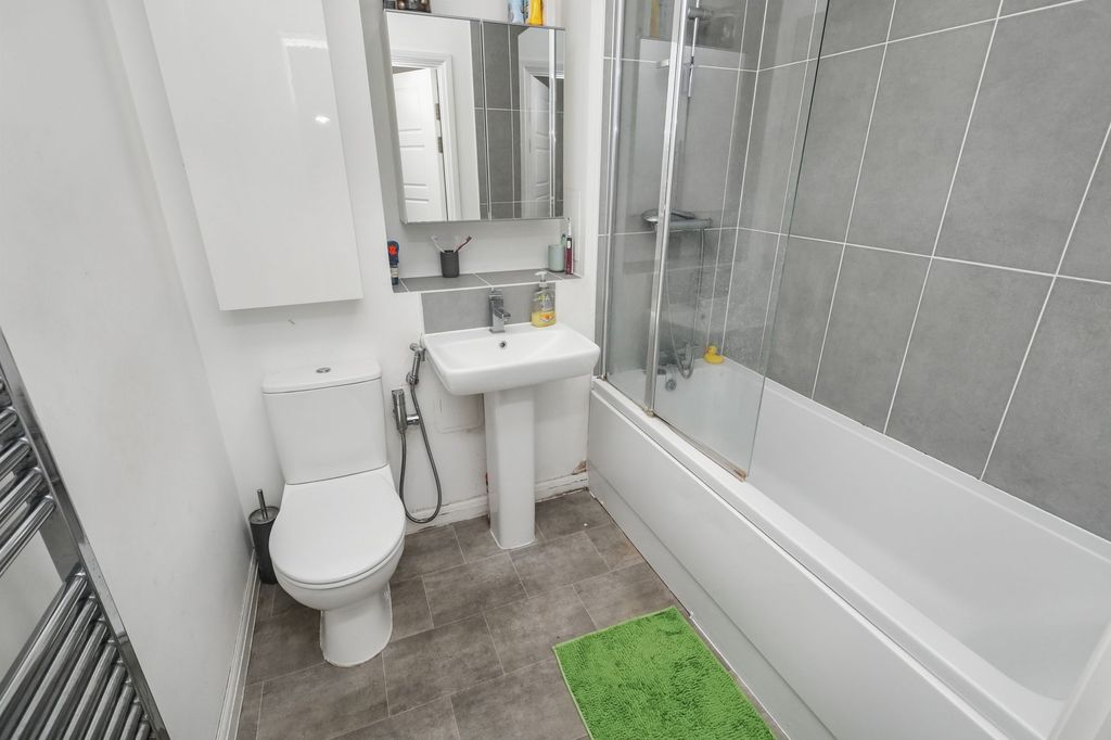 Property photo 3 of 14 Family Bathroom