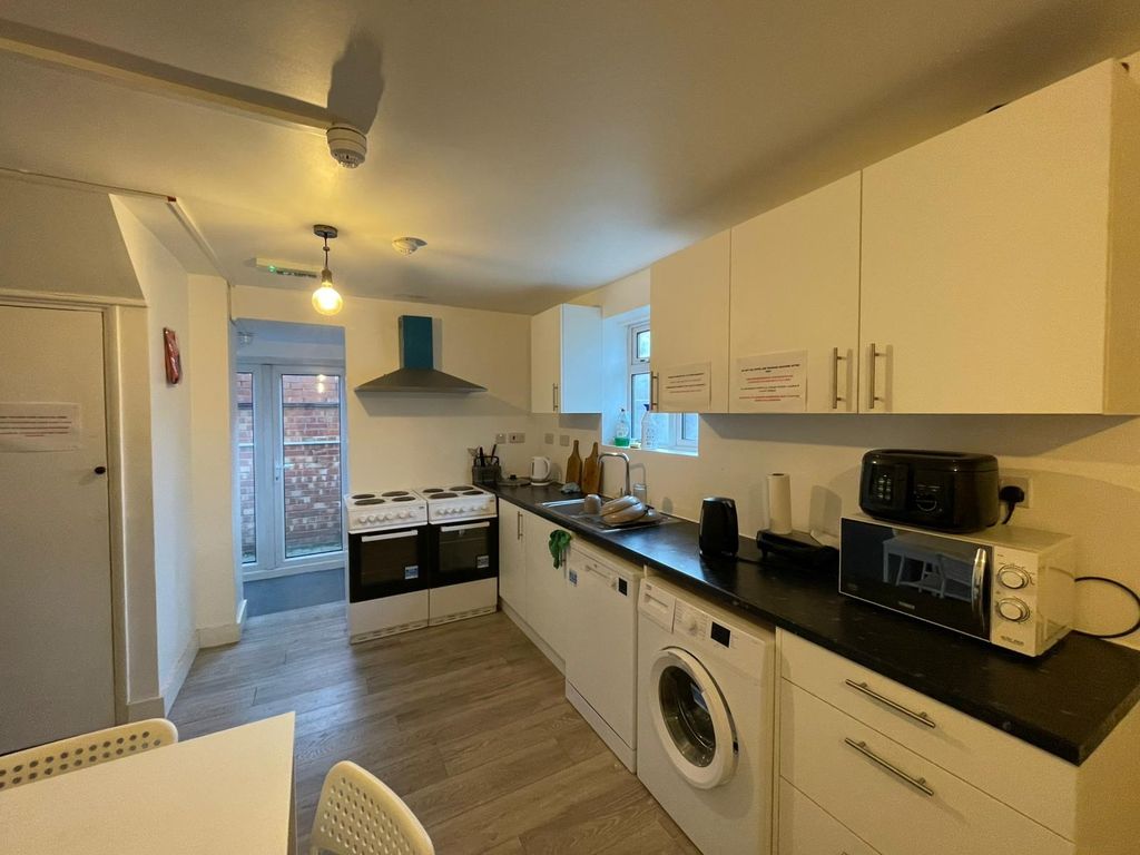 Property photo 1 of 8 Photo 6