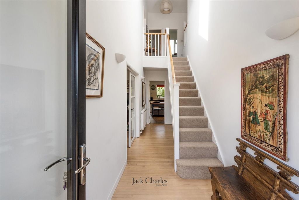 Property photo 2 of 25 4 Culver Drive, Oxted, Rh8 9Hp 002.Jpg