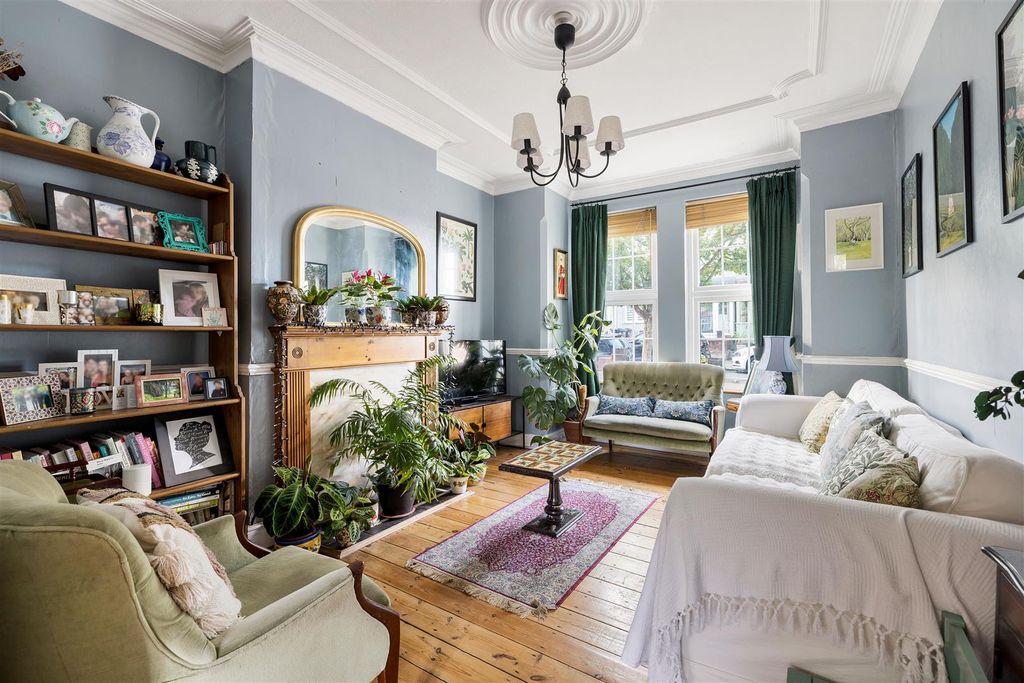 Property photo 2 of 24 Wickham Road E4