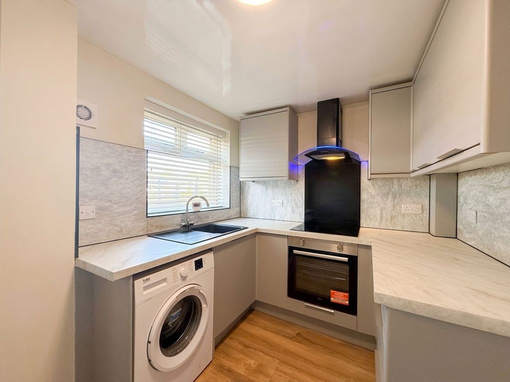 Property photo 3 of 11 Kitchen