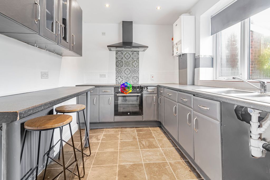 Property photo 3 of 10 Kitchen