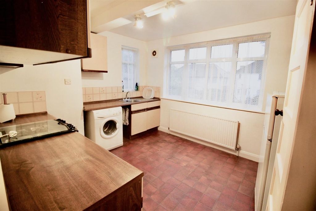 Property photo 3 of 8 Kitchen