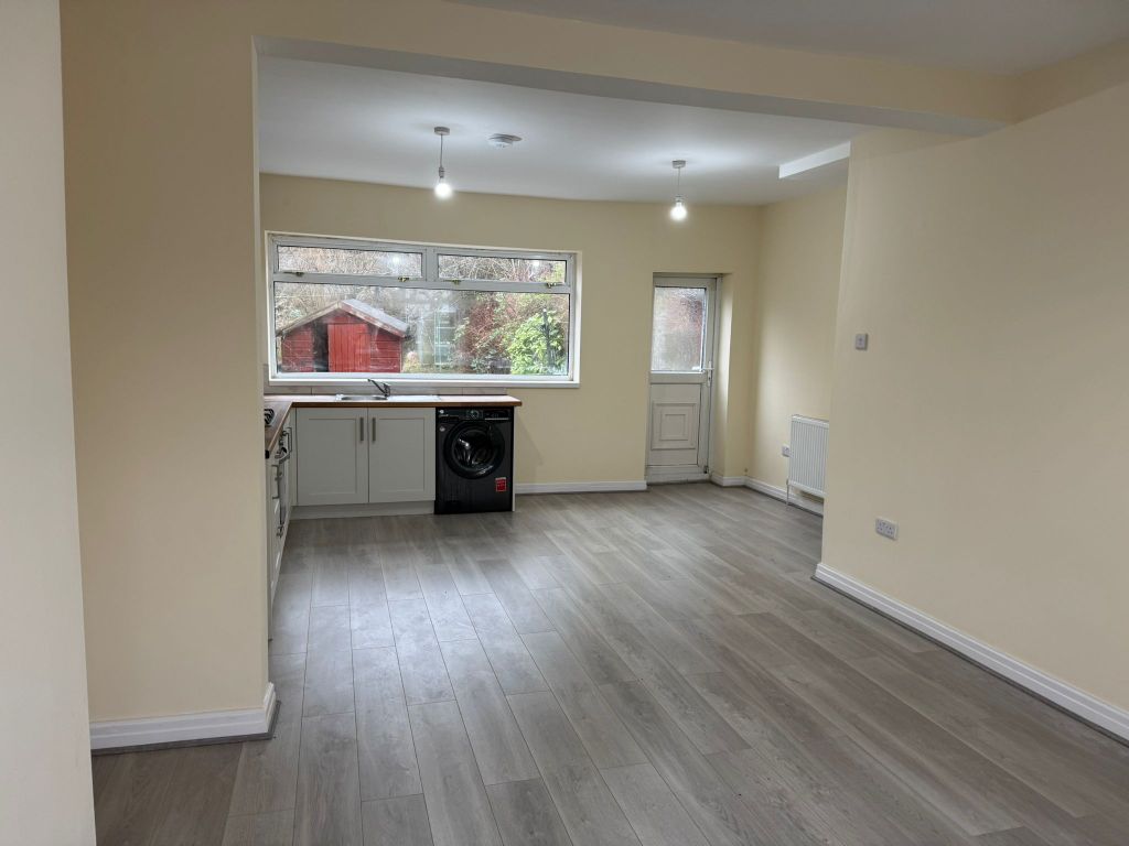 Property photo 3 of 14 Living Room/ Kitchen